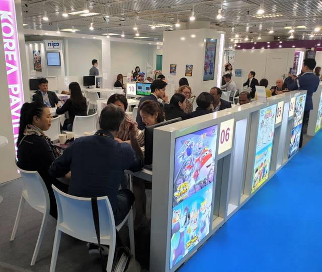 ▲지난 14일부터 17일까지 운영한 한국공동관에서 참가기업들이 비즈니스미팅을 진행하고 있다. ⓒ한국콘텐츠진흥원