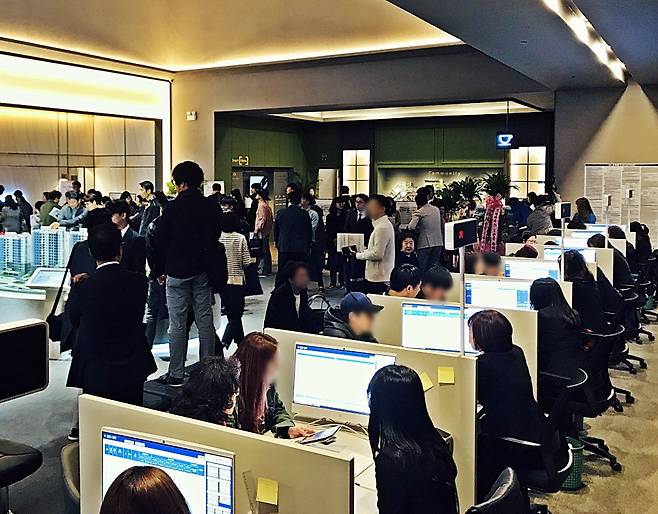 '이수 스위첸 포레힐즈' 모델하우스 내부에 입장한 방문객들의 모습./사진제공=KCC건설© 뉴스1