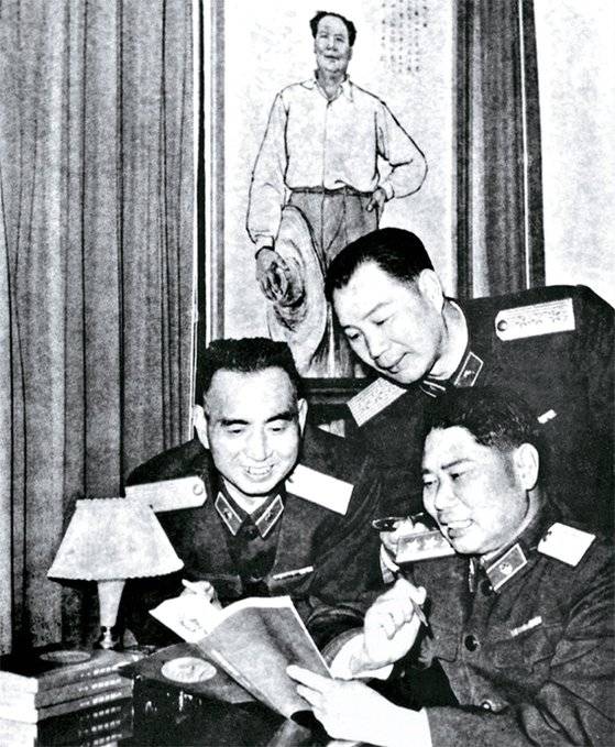 양더즈(오른쪽)와 양융(왼쪽), 양청우(가운데)는 나이·경력도 비슷했다. 3양이라 불렸다. 양더즈는 훗날 총참모장까지 지냈다. [사진 김명호]