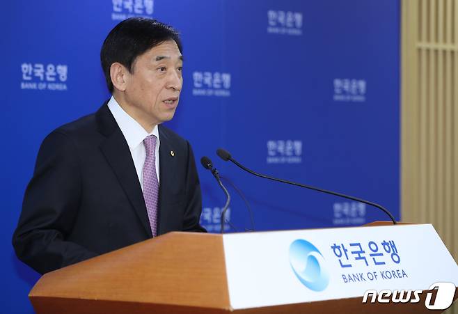 이주열 한국은행 총재가 16일 서울 중구 한국은행에서 기준금리 인하 관련 브리핑을 하고 있다. 이날 한은 금융통화위원회는 기준금리를 현 수준(1.50%)보다 0.25%포인트 낮춘 연 1.25%로 통화정책을 운용하기로 했다. 이는 2017년 11월 기록한 사상최저 금리와 같은 수준이다. 2019.10.16/뉴스1 © News1 허경 기자