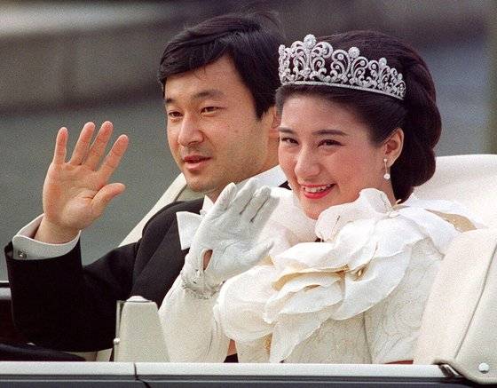1993년 6월9일 나루히토(왼쪽) 당시 왕세자와 결혼식을 올리는 마사코. 나루히토는 마사코에게 "평생 전력을 다해 마사코 상을 지키겠다"고 프러포즈했다. [AFP=연합뉴스]