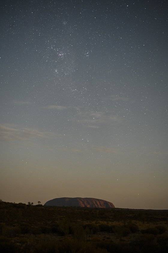 지나 12 일 거대한 사암 덩어리 울룰루 산 위로 수많은 별들이 반짝이고 있다. [EPA=연합뉴스]