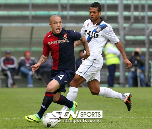 칼리아리의 라자 나잉골란(사진 속 모습은 2012년)