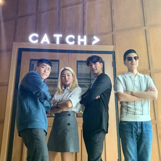 서울 성북구 캐치카페에서 캐치TV 소속 크리에이터 4명이 포즈를 취하고 있다. 캐치카페는 취업정보 사이트 진학사캐치가 취업준비생을 대상으로 운영하는 취업 카페다. [사진 진학사캐치]