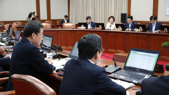 이낙연 국무총리가 지난달 24일 정부서울청사에서 열린 국무회의에서 발언하고 있다.<연합뉴스>