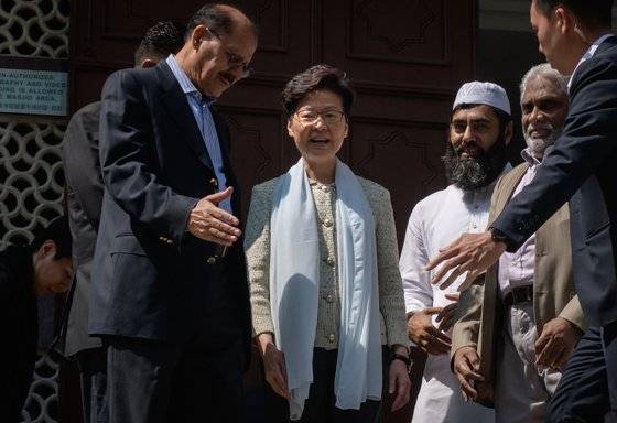 캐리 람 홍콩 행정장관이 21 일 홍콩 침사추이 (Tsim Sha Tsui) 지역의 구룡 모스크 (Kowloon Mosque)를 방문 한 뒤 관계자의 배웅을 받으며 사원을 나서고 있다. 캐리 람 행정장관은 홍콩 경찰의 진압에 대해 사과했다. 이 사원에서 최근 시위대와 홍콩 경찰이 격렬한 충돌을 벌였다. [AFP=연합뉴스]