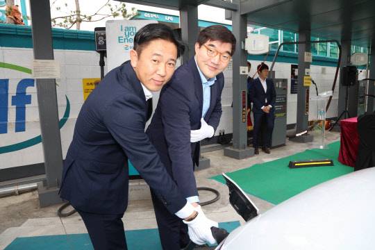 23일 서울 장지동 스마트위례주유소에서 열린 '전기택시를 위한 거점 충전소 사업' 업무협약식에서 허철홍 GS칼텍스 경영혁신부문장(오른쪽)과 이행열 KST모빌리티 대표가 전기택시 충전을 시연하고 있다. <GS칼텍스 제공>