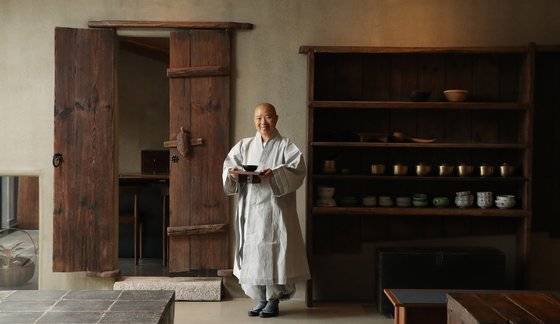 지난 10월 18일 사찰음식 대가인 정관 스님이 수원 앨리웨이 광교에 연 식당 겸 음식공방 ‘두수고방'에서 중앙일보와 인터뷰했다. 뒤쪽에 보이는 문은 옛날 전라도 해남 윤씨 집에서 썼던 거북이 곶간문으로, 두수고방에서 정관 스님이 가장 좋아하는 공간이다. 우상조 기자