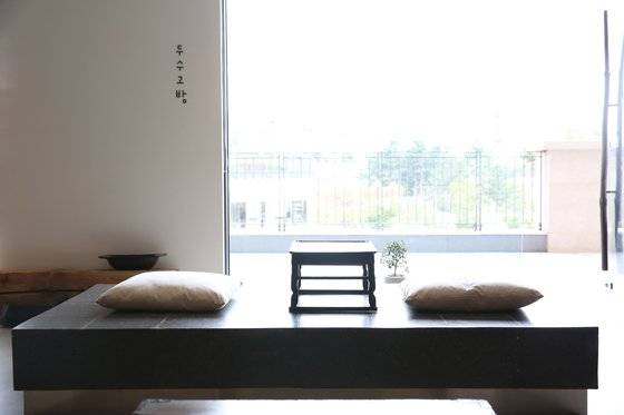 창으로 들어오는 햇살을 맞으며 시간을 보내면 좋을 중앙 좌석. 우상조 기자