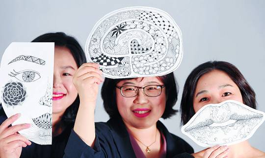 공인젠탱글교사들이 지난 2일 서울 강남구 한국젠탱글협회 사무실에서 직접 그린 작품을 들고 포즈를 취하고 있다.