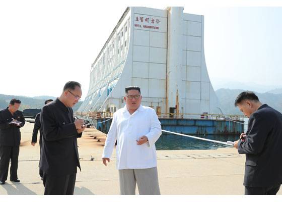 북한 김정은 국무위원장이 금강산관광지구를 시찰했다고 23일 노동신문이 보도했다. 이날 보도에 따르면 김 위원장은 "고성항과 해금강호텔, 문화회관, 금강산호텔, 금강산옥류관, 금강펜션타운, 구룡마을, 온천빌리지, 가족호텔, 제２온정각, 고성항회집, 고성항골프장, 고성항출입사무소 등 남조선측에서 건설한 대상들과 삼일포와 해금강, 구룡연일대를 돌아보며 자연경관을 훼손하는 시설물에 대해 엄하게 지적했다"고 보도했다. /사진= 뉴시스, 노동신문 캡처