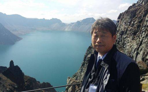 백두산에 오른 단군연구가 이찬구 박사. 겨레 얼을 찾기 위해 민족의 뿌리 찾기 운동과 학문을 병행하고 있다.