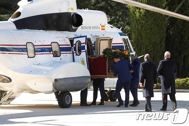 헬기로 이송되는 프랑코 유해© AFP=뉴스1