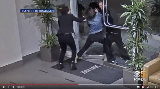 지난 8월 미국 샌프란시스코의 한 아파트에서 노숙인이 귀가 중이던 여성을 폭행하는 일이 발생해 미국 사회에 큰 충격을 줬다. [CBS 캡처]