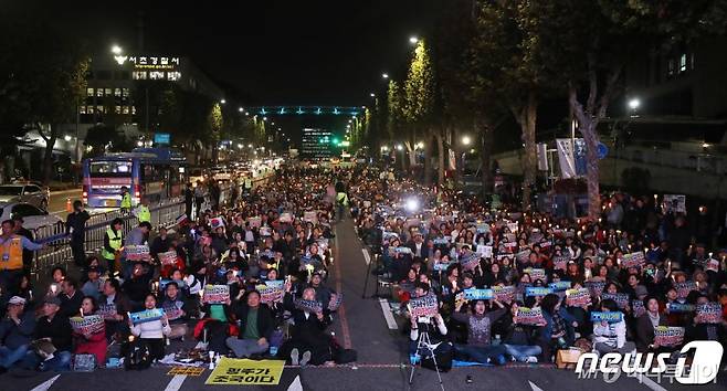 (서울=뉴스1) 이재명 기자 = 사법적폐청산범시민연대 회원들이 23일 오후 서울 서초구 서울중앙지방검찰청 앞에서 열린 국민 필리버스터 정경심 교수 기각 촉구 촛불집회에서 구호를 외치고 있다. 2019.10.23/뉴스1  <저작권자 © 뉴스1코리아, 무단전재 및 재배포 금지>