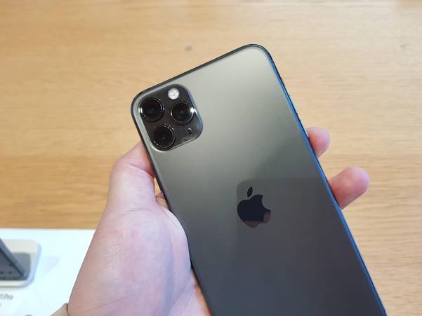 아이폰11 프로 후면 모습. /이경탁 기자