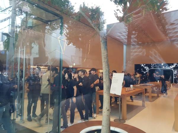 오전 8시가 되자 고객들이 애플코리아 직원들과 하이파이브를 하며 입장하고 있다. /이경탁 기자