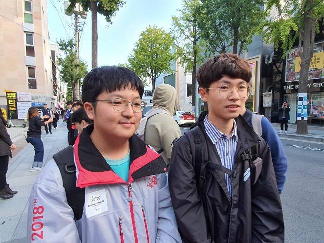 애플 아이폰11이 국내 출시된 25일 오전, 서울 강남구 가로수길 애플 스토어 앞에서 아이폰11 1호 구매자인 송영준(오른쪽·18)군과 애플워치5 1호 구매자 백두연(17)군이 매장 입장 전 취재진의 질문에 답변하고 있다.ⓒ데일리안 김은경 기자