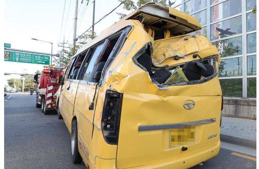 25일 오전 7시26분쯤 서울 송파구 방이동에서 고등학교 통학버스가 쏘렌토 차량과 충돌해 차량이 전복되어 있다. 연합뉴스