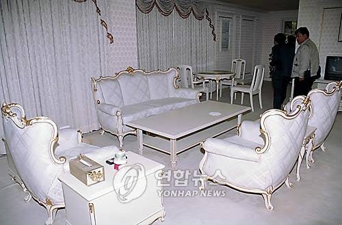 박정희 대통령이 시해된 궁정동 안가 거실 (서울=연합뉴스) 김영규 기자 = 박정희 대통령이 시해된 궁정동 안가 내부 거실.1993.3.4 (끝)//(2019.10.25)  <저작권자 ⓒ 2009 연 합 뉴 스. 무단전재-재배포 금지.>