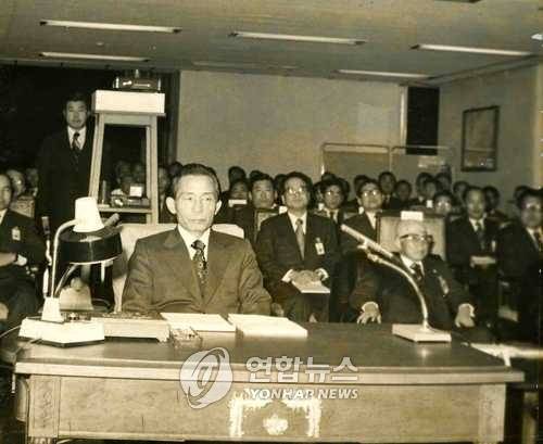 박정희 대통령의 건설부 연두순시 (서울=연합뉴스) 박정희 대통령은 연두순시차 31일 건설부를 방문해 김재규 건설장관으로부터 업무 보고를 듣고 있다. 1975.1.31(본사자료)/(2019.10.25)