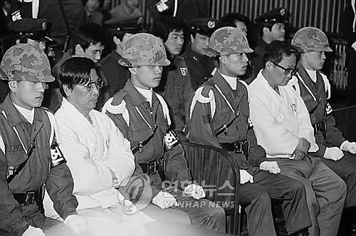 10.26 시해사건 항소심 선고공판 (서울=연합뉴스) 육군본부 대법정에서 열린 육군계엄고등군법회의(재판장 윤흥정 중장 심판관 소준열 소장 법무사 김진흥, 신학근, 양신기 중령)의 박정희 대통령 10.26시해사건 항소심 선고공판에서 김재규(54.앞줄 왼쪽 2번째, 전 중앙정보부장), 김계원(57.앞줄 오른쪽 2번째, 전 청와대 비서실장), 박선호(45.전 중앙정보부 의전과장), 이기주(31.전 중앙정보부 비서실 경비원), 김태원(32. 전 중앙정보부 경비원), 유성옥(36.전 중앙정보부 운전기사) 등 6명에 대해 원심을 파기, 사형을 선고하고 유석술 피고인에 대해서는 항소기각을 판결했다. 1980.1.28 (본사자료) (끝) <저작권자 ⓒ 2009 연 합 뉴 스. 무단전재-재배포 금지.> (2019.10.25)