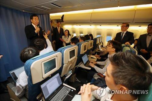 이낙연 총리, 일본 방문 후 귀국 비행기서 기자간담회 (공군1호기=연합뉴스) 김승두 기자 = 이낙연 국무총리가 24일 오후 일본 방문을 마치고 귀국하는 대통령 전용기에서 기자간담회를 하며 소감을 밝히고 있다. 2019.10.24 kimsdoo@yna.co.kr