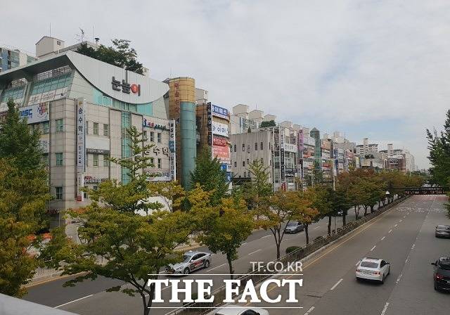 RM이 작사한 노래 가사에도 나온 '후곡 학원가'의 모습. 일산 후곡마을 학원가는 다양한 분야의 학원들이 빼곡히 들어서 있다. RM은 과거 한 예능프로그램에서 일산에서 학원만 수십 군데를 다녔다고 밝히기도 했다. /일산=이한림 기자