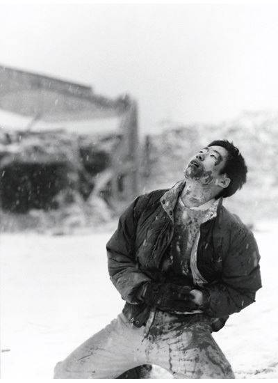 류승완 감독의 장편 데뷔작인 ‘죽거나 혹은 나쁘거나’. 독립영화로서 드물게 8만 관객을 모으며 류승완 감독과 그의 동생이자 배우인 류승범을 깜짝 스타로 만들었다.