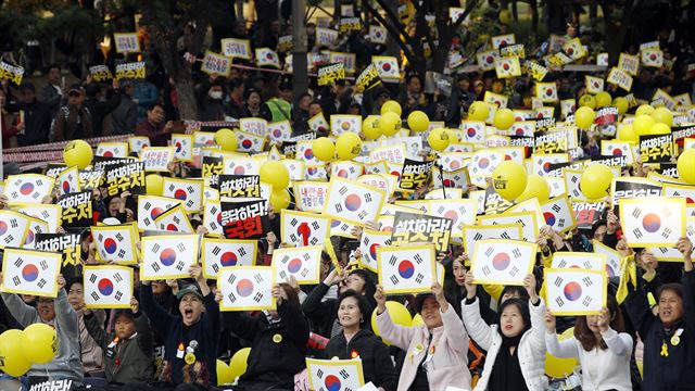 26일 오후 서울 여의도공원 인근에서 열린 적폐청산연대 '검찰개혁, 공수처 설치, 내란음모 계엄령문건 특검 촉구를 위한 제11차 촛불문화제'에서 참가자들이 구호를 외치고 있다. 뉴스1