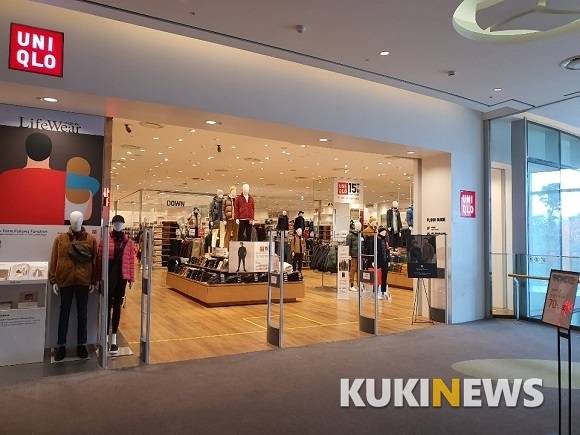 사진=24일 오후 1시 유니클로 롯데월드몰점 매장 외부 전경