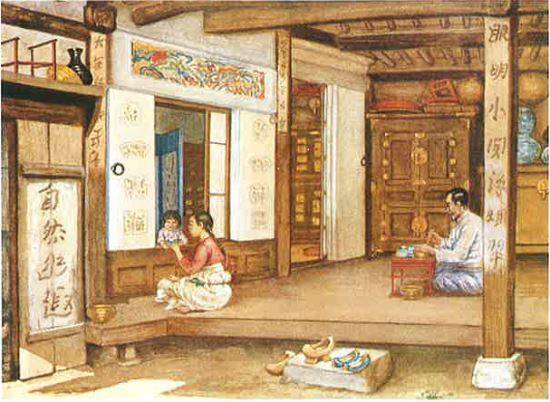 1900년대 초 어떤 외국인의 눈에 비친 가정집. 방안의 화조도 병풍, 여닫이문에 그려진 꽃그림, 장지문 위의 장생도 등 집안 곳곳에 민화가 걸려있다.