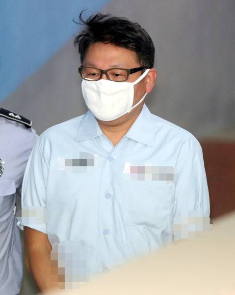 법조계 전방위 로비 혐의 등으로 1심에서 실형을 선고받은 정운호 전 네이처리퍼블릭 대표가 2017년 8월 16일 서울 서초구 서울고등법원에서 열린 항소심 속행 공판에 출석하며 법정으로 향하고 있는 모습. 정 전 대표는 김수천 전 인천지방법원 부장판사에게 재판 청탁 명목으로 금품을 제공하고 자신이 고소한 사건을 수사하는 데 편의를 봐달라는 청탁 명목으로 검찰 수사관에게 2억여 원을 건넨 혐의 등으로 1심에서 징역 5년을 선고받았다. 연합뉴스