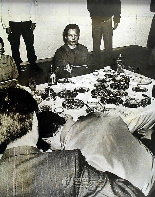 박정희 전 대통령이 사망한 10.26 사건의 현장검증 사진./연합뉴스