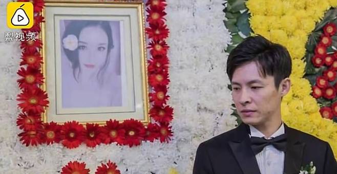 장례식장에서 아내와 결혼식을 하고 있는 쉬스난씨 -다롄완바오 갈무리