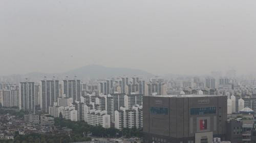 3기 신도시 충격을 받았던 일산 집값이 연내 회복되기 어려울 것으로 관측된다. 사진은 일산 아파트 전경.<연합뉴스>