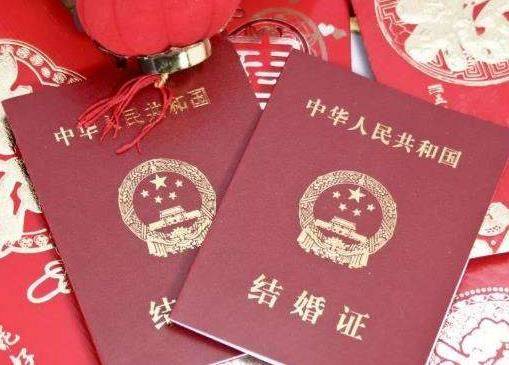 중국에서 합법적으로 결혼해 신고하면 발급해주는 수첩 모양의 결혼증(혼인증). 남성 22세, 여성 20세인 법정 결혼연령을 "세계적 추세에 맞춰 낮춰야 한다"는 목소리가 터져나오고 있지만, "팍팍한 현실을 감안하면 말도 안되는 소리"라는 반대 여론이 만만치 않다. 바이두 캡처