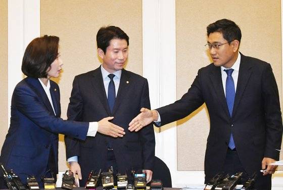 현장풀) 여야 3당 교섭단체 원내대표와 대표자들이 16일 서울 여의도 국회 본청 의원식당에서 만나 악수하고 있다. 왼쪽부터 나경원 자유한국당, 이인영 더불어민주당, 오신환 바른미래당 원내대표. 여야는 이날 회의에서 패스트트랙으로 지정된 사법개혁 법안과 정치개혁 법안 중에서 공수처(고위공직자비리수사처)법안 2건과 형사소송법·검찰청법 개정안 등 사법개혁 법안을 먼저 논의할 예정이다. 변선구 기자