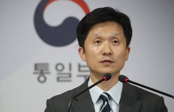 이상민 통일부 대변인이 25일 정부서울청사에서 열린 브리핑에서 북한이 이날 통지문을 보내 금강산 남측 시설 철거 관련 협의를 통보한 데 대해 "달라진 환경을 충분히 검토하며 금강산 관광의 창의적 해법을 마련해 나갈 것"이라는 입장을 밝혔다. [연합뉴스]