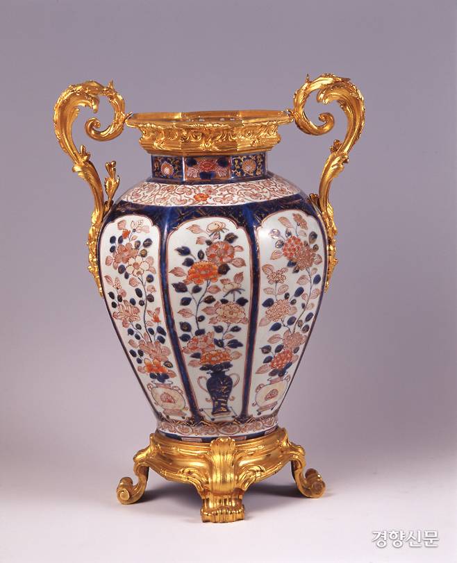 백자 채색 꽃바구니 무늬 팔각 큰 항아리. 국립진주박물관은 특별전을 위해 12점의 히젠 도자기 명품을 선별해서 일본 도자의 흐름을 한눈에 볼 수 있는 공간을 마련했다고 한다. |사가현립 규슈 도자문화관 소장