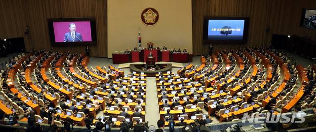 【서울=뉴시스】장세영 기자 = 문재인 대통령이 22일 서울 여의도 국회에서 내년도 예산안 정부 시정연설을 하고 있다. 2019.10.22.photo@newsis.com