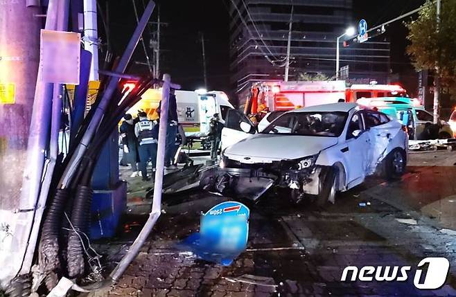 28일 오전 3시 22분쯤 강원 원주시 단구동 홈플러스 인근에서 20대 남성 A씨가 몰던 K5차량이 전신주를 들이받았다. 이 사고로 뒷좌석에 타고 있던 B군(17)이 사망하고 5명이 부상을 입었다.2019.10.28(강원도소방본부 제공) © 뉴스1 장시원 인턴기자