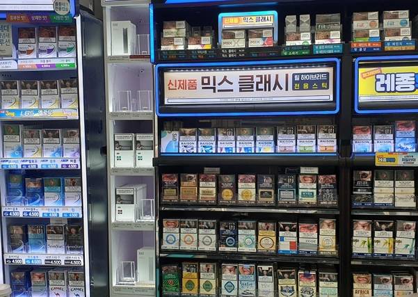 28일 오전 일부 가향 액상담배 판매가 중단된 한 편의점의 담배 매대 모습. 가향 액상담배 중 박하향과 담배향을 제외한 제품이 모두 빠져 있다. /최지희 기자