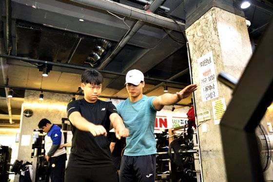 승민(왼쪽) 학생이 황 선수에게 바른 스쿼트 자세를 배우고 있다.