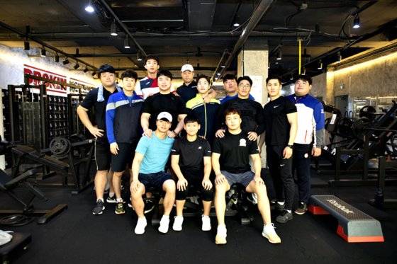 (왼쪽 위부터)김찬영, 장현준, 성현우, 한창섭, 정민구, 이영준, 구자원 주장, 백남근, 허선구, 황찬섭 선수, 승민 학생, 전도언(연수구청 첫 금강장사) 선수. 연수구청 씨름단 담당 트레이너(뒷줄, 왼쪽에서 다섯 번째)도 함께 사진을 촬영했다.