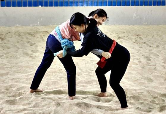 서로의 샅바를 잡는 법부터 제대로 배워야 한다는 게, 정 선수의 설명이다.