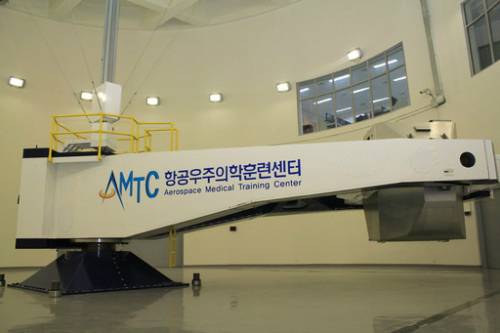 일명 ‘곤돌라’로 불리는 가속도 내성 강화 훈련장비는 빠르게 회전하면서 중력가속도를 체험할 수 있게 해준다. 공군 제공