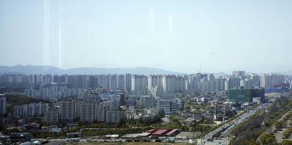 지난 9월 27일 서울 강남구 ‘역삼 센트럴 아이파크’ 모델하우스를 찾은 방문객들이 입장을 기다리고 있다. 이 아파트는 분양가 상한제 시행 전 ‘막차 청약’ 수요가 몰리며 1순위 청약에서 평균 65대1 경쟁률을 기록했다. /HDC현대산업개발 제공