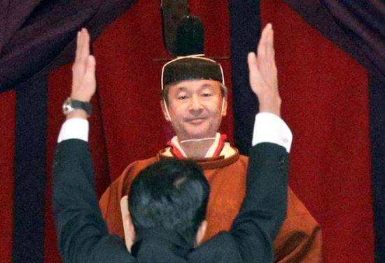 아베 신조(安倍晋三) 일본 총리가 22일 오후 도쿄 왕궁의 정전(正殿)인 마쓰노마(松の間)에서 열린 나루히토(德仁) 일왕의 즉위식에서 만세삼창을 하고 있다. 도쿄=교도연합