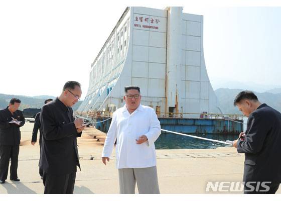 【서울=뉴시스】북한 김정은 국무위원장이 금강산관광지구를 시찰했다고 23일 노동신문이 보도했다. 북한은 이어 지난 25일 대남 통지문에서 '합의되는 날짜에 시설을 철거해 가기 바람"이라고 밝혔다. 2019.10.23(사진=노동신문 캡처)photo@newsis.com